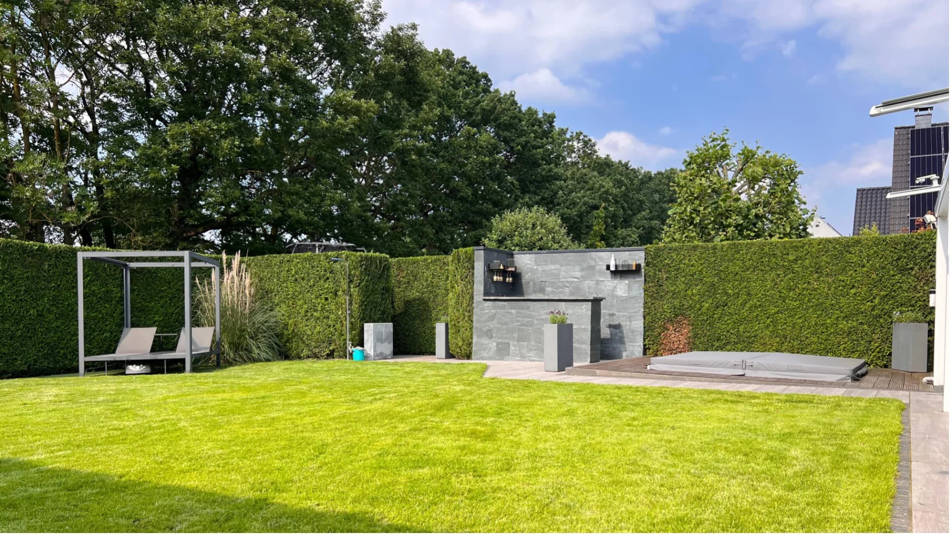 Gepflegter Garten nach der Gartenpflege durch Der Becker hilft