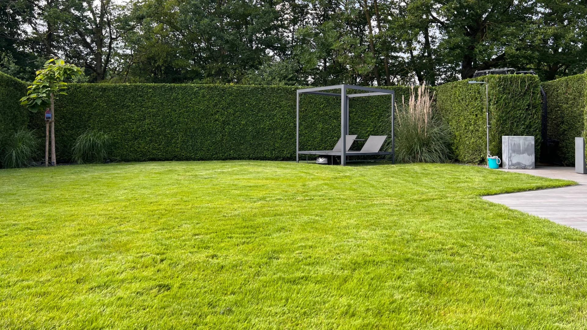 Sauber gemähte und aufgeräumte Gartenfläche nach der Pflege durch Der Becker hilft